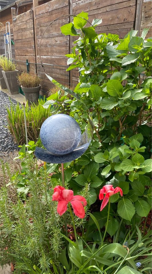 Schöner stabiler Gartenstecker mit Kugel und geschwungenen Metall in Neuss