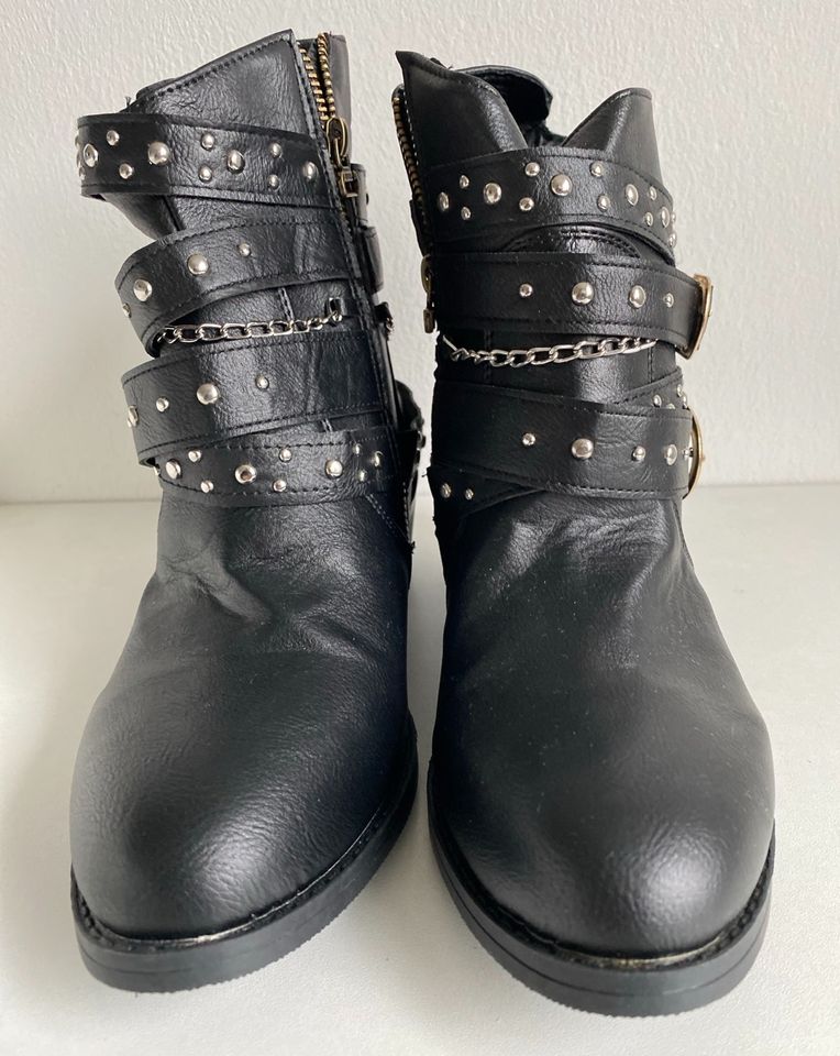 Stiefeletten Stiefel Gr. 40 schwarz silber Nieten Absatz Schuhe in Eckernförde