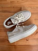 Nike Schuhe Weiß Beige Damen 38,5 Hessen - Gießen Vorschau