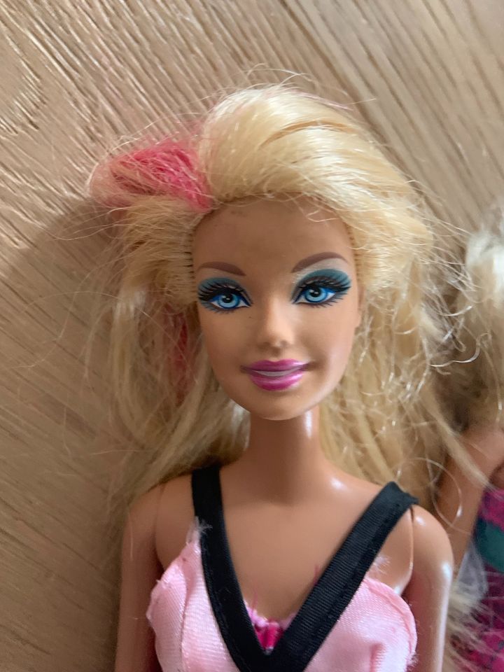 3 Barbie Puppen eine mit beweglichen Gelenken sehr guter Zustand in Hemdingen