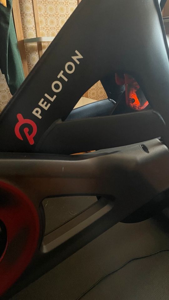 Peloton Bike Standard Fahrrad Heimtrainer in Raisting