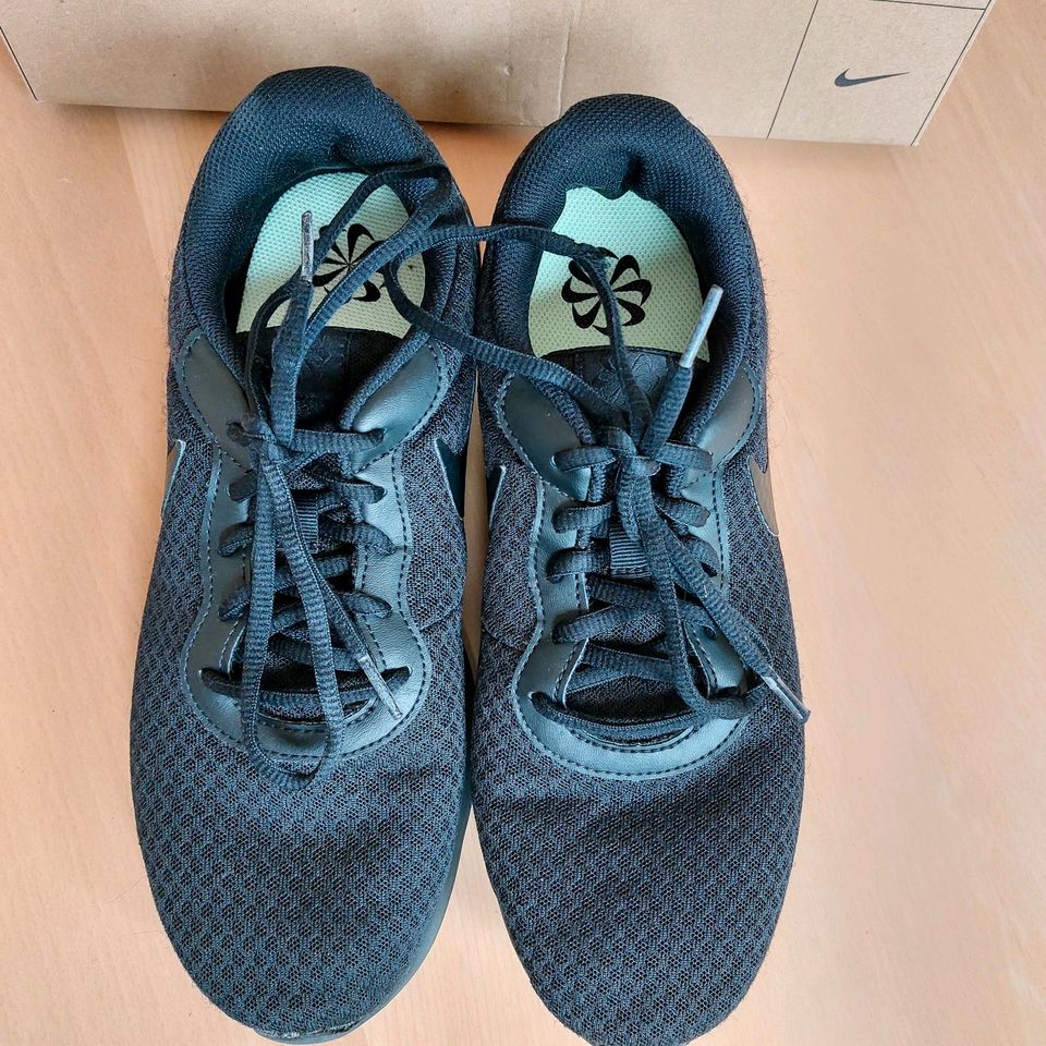 Nike Tanjun Sneakers Gr. 43 schwarz in Vacha