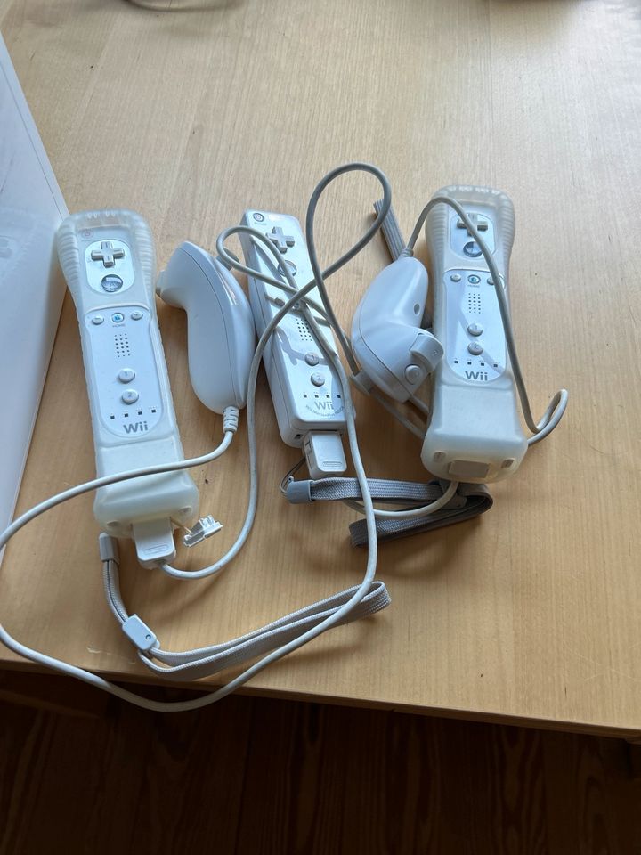 Nintendo Wii mit Controllern in Ahrensburg