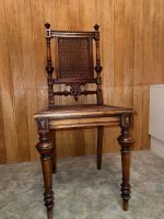Wunderschöner Stuhl .... ist wohl schon sehr alt! Antik Hessen - Niddatal Vorschau