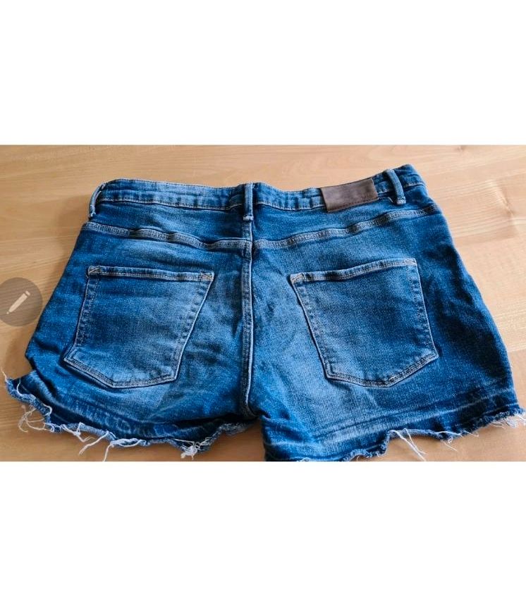 Jeans Hose Gr.30 Kurzhose hotpants Fransen destroyed Look Str in Neuenstadt