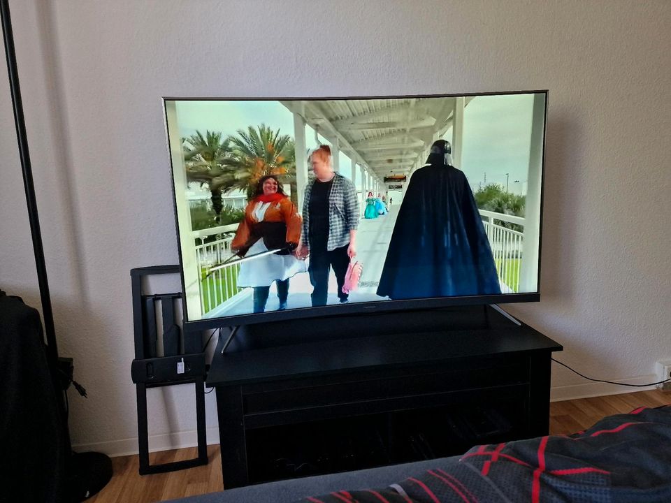 4K Smart HDR Curved TV mit Wandhalterung in Berlin
