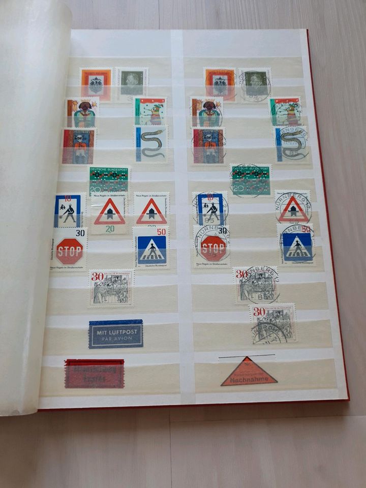 Briefmarkensammlung in Album in Nürnberg (Mittelfr)