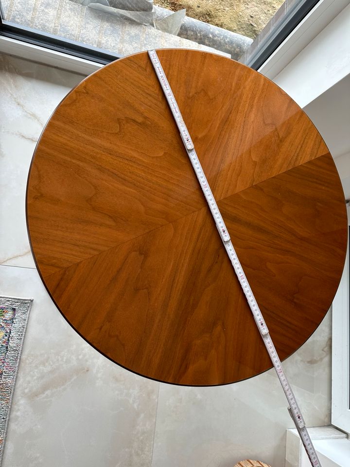 Tisch aus Holz Durchmesser circa 70cm in Aerzen