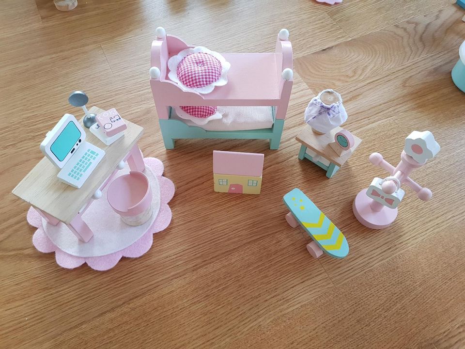 Le Toy Van 4 Zimmer Puppenhaus Möbel komplett in Eschborn