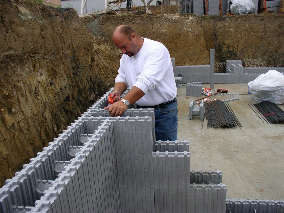 Neoporschalstein Schalstein ausbetonieren - Betonpumpe mieten in Kassel