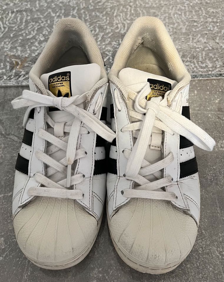 Adidas Schuhe in Glücksburg