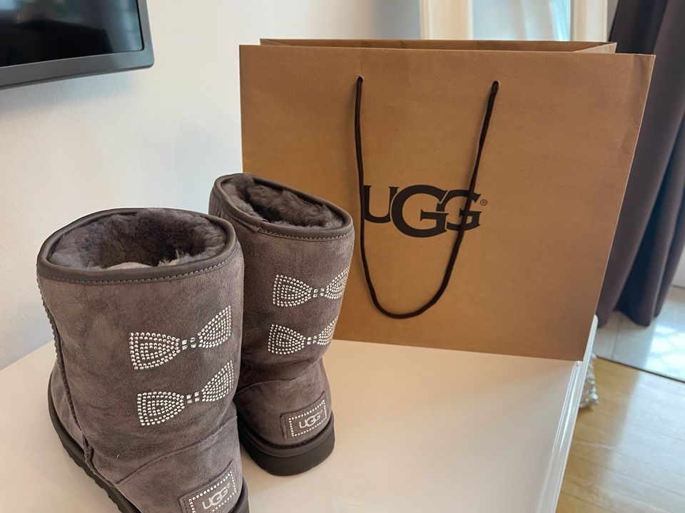 UGG Boots Swarovski Edition Gr.40 grau Lammfell neuwertig in Saarbrücken