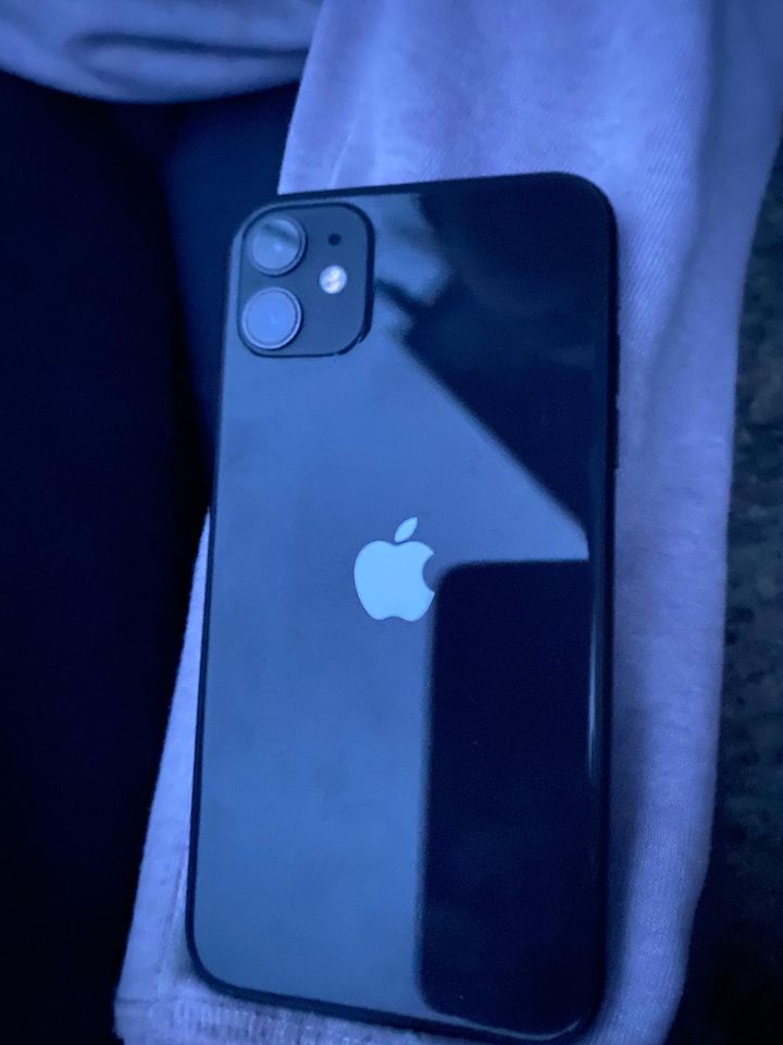 Biete ein iPhone 11 schwarz Man kann es gegen ein Handy tauschen in Osterode am Harz