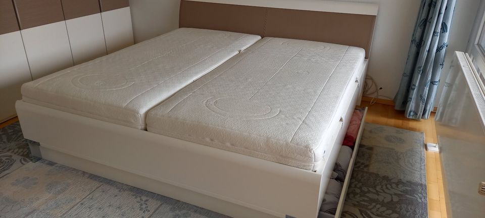 Doppelbett, weiß, sehr gepflegt und sehr gut erhalten in Köln