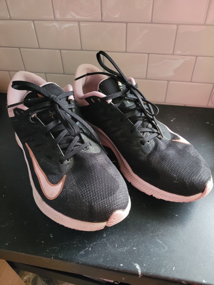 Sneakers Nike 40 schwarz lila Turnschuhe Schuhe in Lorsch