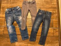 Junge 110 Jeans Set Hosen blau / grau Sachsen - Roßwein Vorschau
