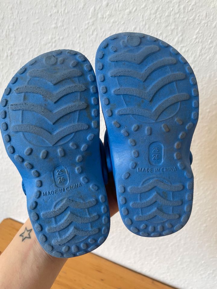 Dringend Sommerschuhe wie Crogs Badeschuhe in Aschaffenburg