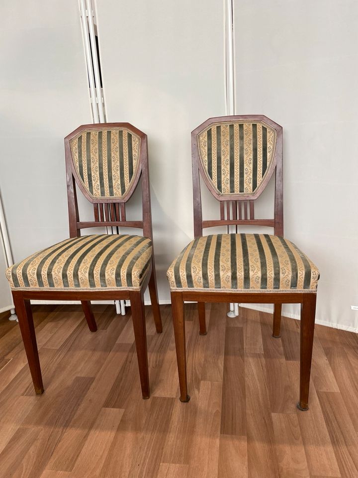 2 Stühle Antik grün beige Holz sehr Stabil in Leverkusen
