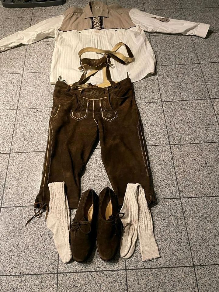 Trachtenlederhose Almsach mit Hemd Kniestrümpfe und Schuhe in Köln