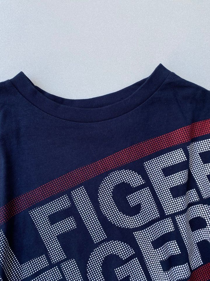 Shirt/T-Shirt Tommy Hilfiger Gr. 110 dunkelblau mit Logo in Waldbüttelbrunn