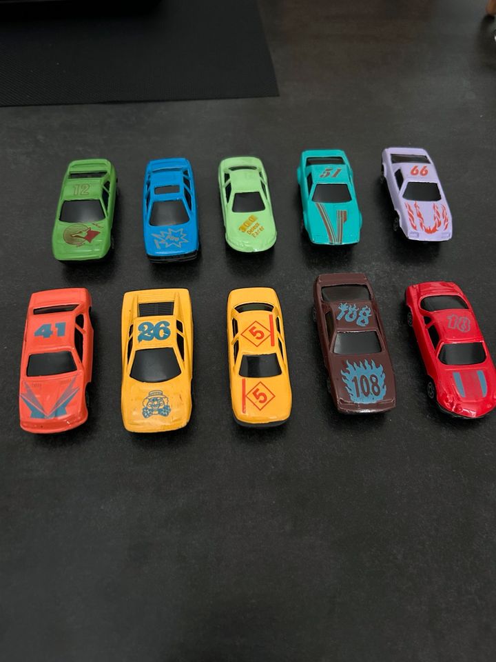10 Spielzeugautos (verschiedene Farben) in Marl
