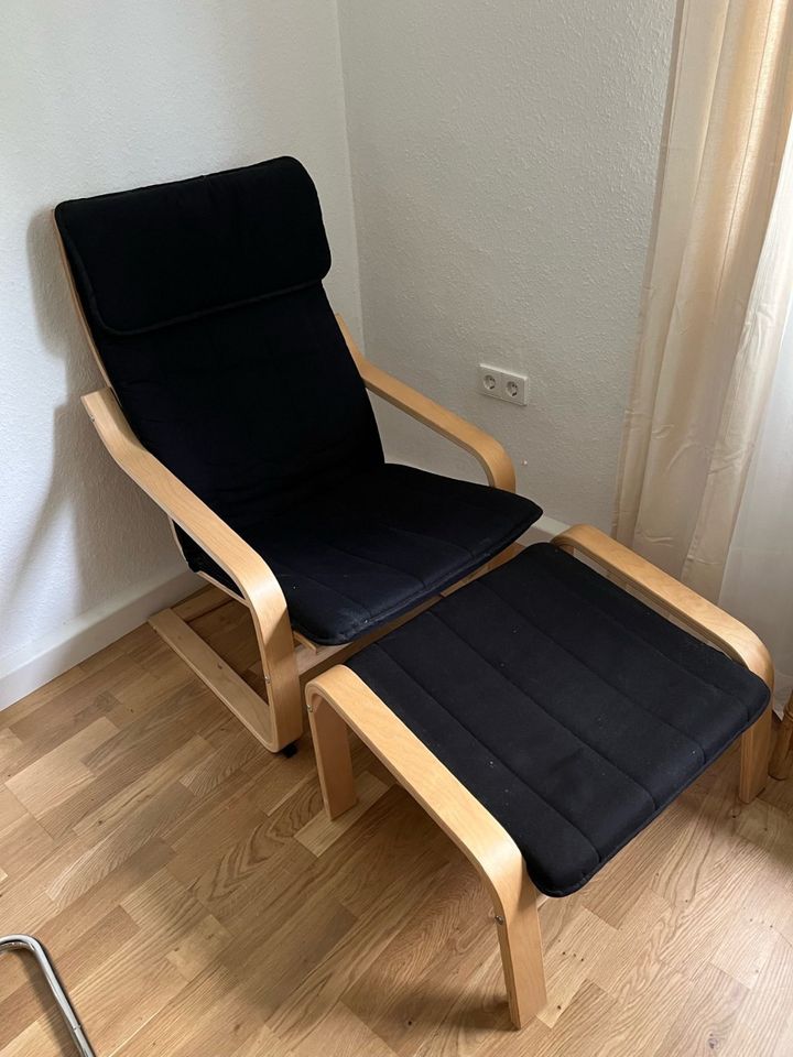 IKEA Poäng Sessel und Hocker schwarz in Karlsruhe