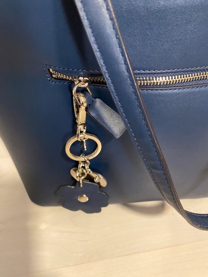 Guess Henkeltasche, Shopper, Handtasche blau Stickerei, Anhänger in Dortmund