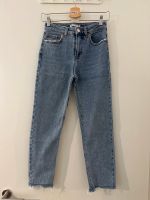 Bershka Jeans mit hoher Taille und geradem Schnitt, Größe 34 Frankfurt am Main - Ostend Vorschau
