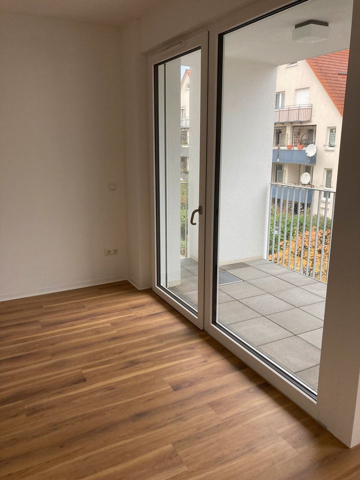 schicke 1 ZKB Wohnung mit großem Balkon, Desingfussboden, Fußbodenheizung- Senioren willkommen! in Kesselsdorf