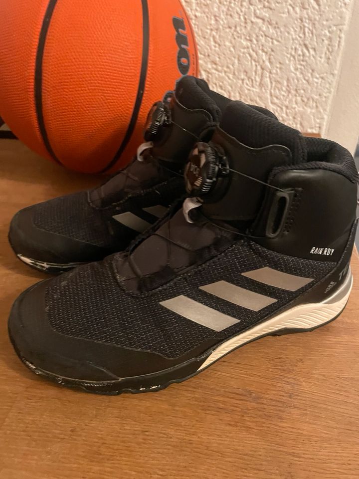 Adidas Boa 33 junge sneaker boots in Remscheid