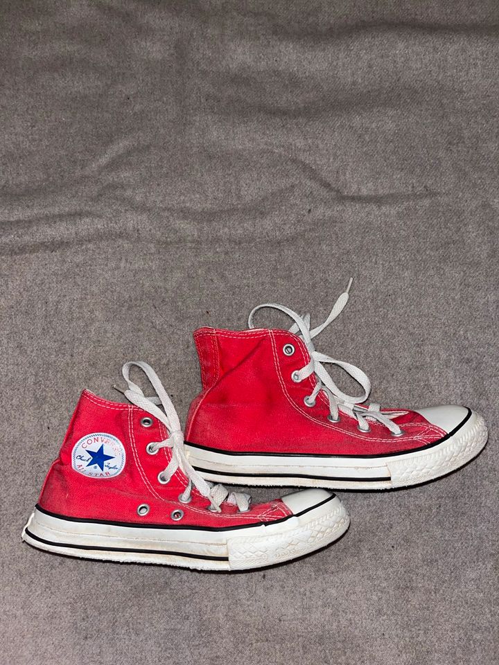 Rote All Star Converse in 33 in Dinslaken
