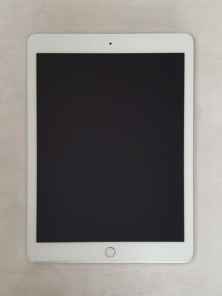 Apple iPad 5.Generation, 32GB Speicher, 9,7 Zoll, neuwertig in Düsseldorf