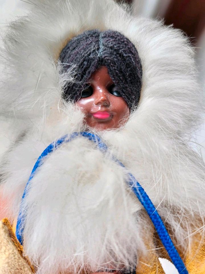 Puppe Eskimo Plastik Leder auf Holzsockel Kanada nur Abholung in Herrenberg