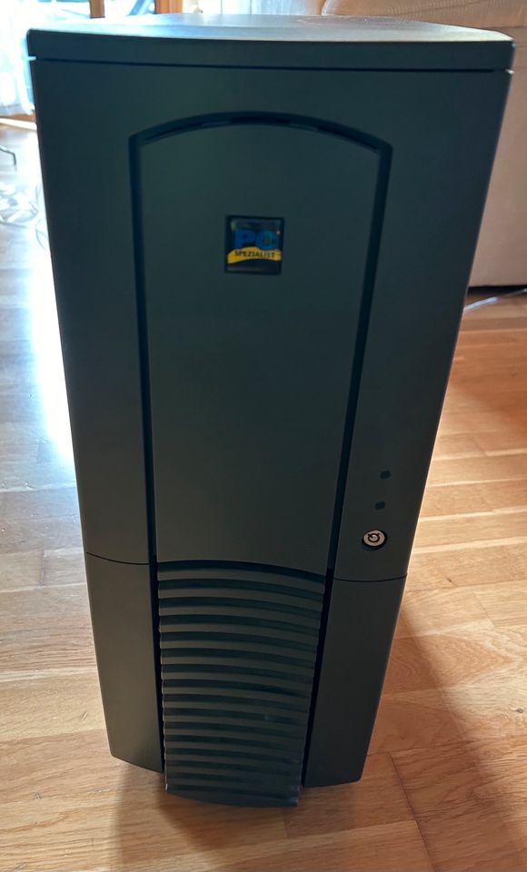 PC Gehäuse Big Tower mit einigen Zubehör Bastler in Schladen