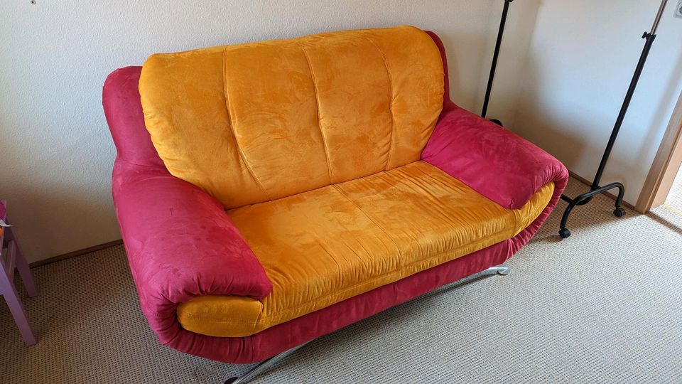 2 Sitzer Sofa Rot Gelb in Demitz-Thumitz