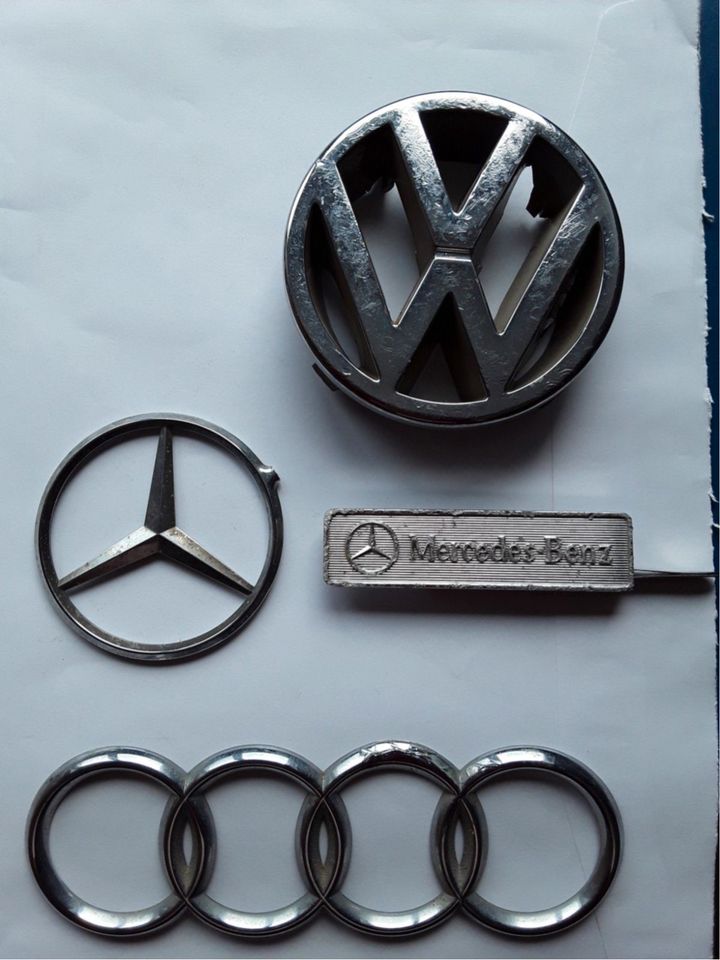 Autoembleme von VW, Mercedes und Audi in Neuwied