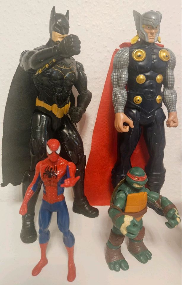 Action Figuren 4x30cm 6x15 cm Batman Spiderman Thor Venom Hulk in Duisburg