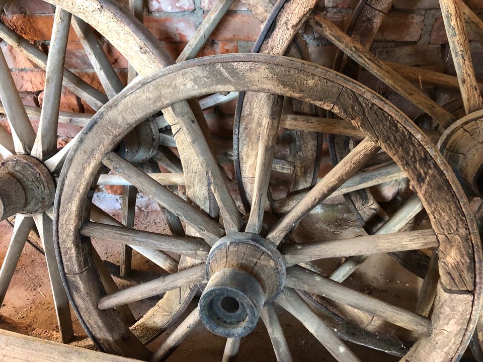 Alte Wagenräder aus Holz 85-105cm in Dorfen