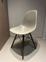 VITRA Eames Fiberglas Side Chair Ausstellungsstück wie Neu Kr. München - Grünwald Vorschau