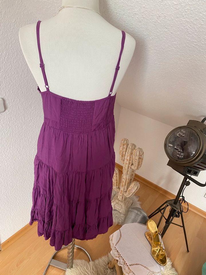 Tolles Esprit Sommerkleid in Größe 40 lila. in Pöschendorf