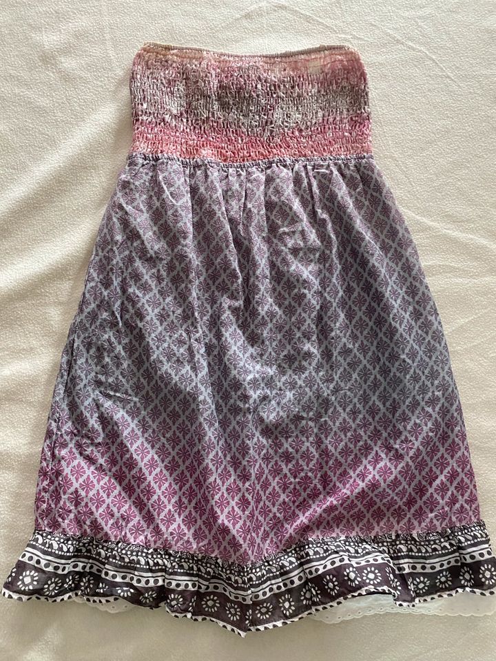 Bershka Sommerkleid Gr. S trägerlos rosa in Seelze