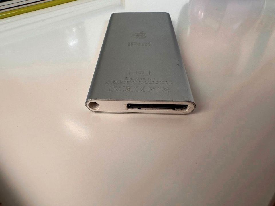 iPod nano 4 GB silber mit Docking Station Apple in Neuss
