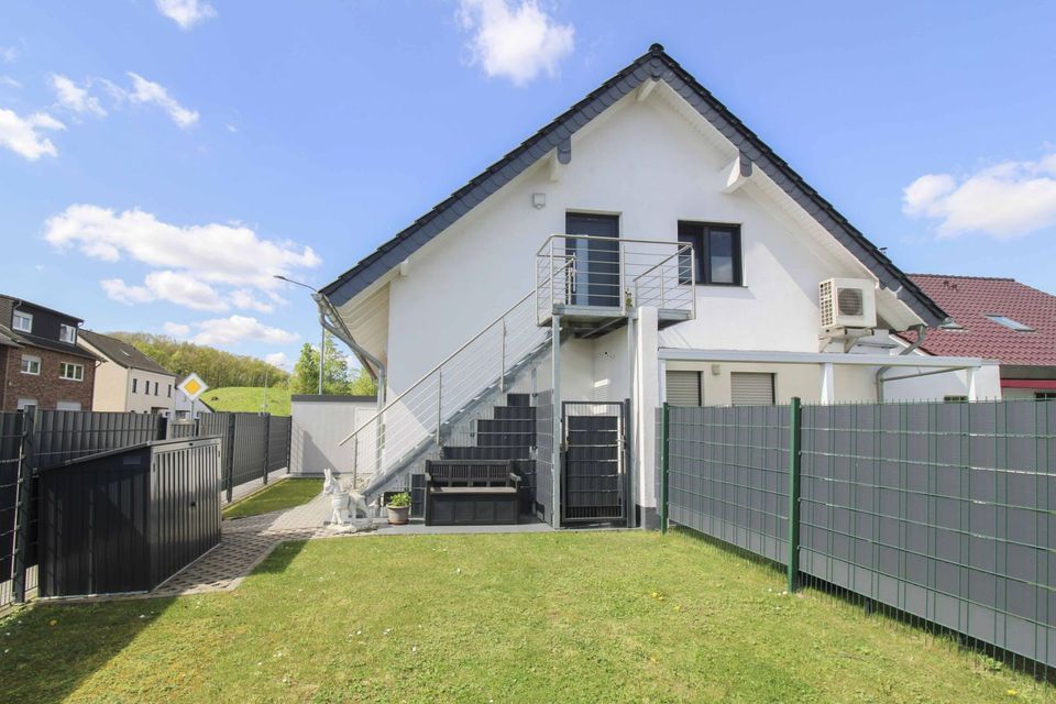 Modernes Mehrfamilienhaus mit 2 Wohneinheiten, KfW-70-Bauweise und großem Garten in zentraler Lage in Langerwehe