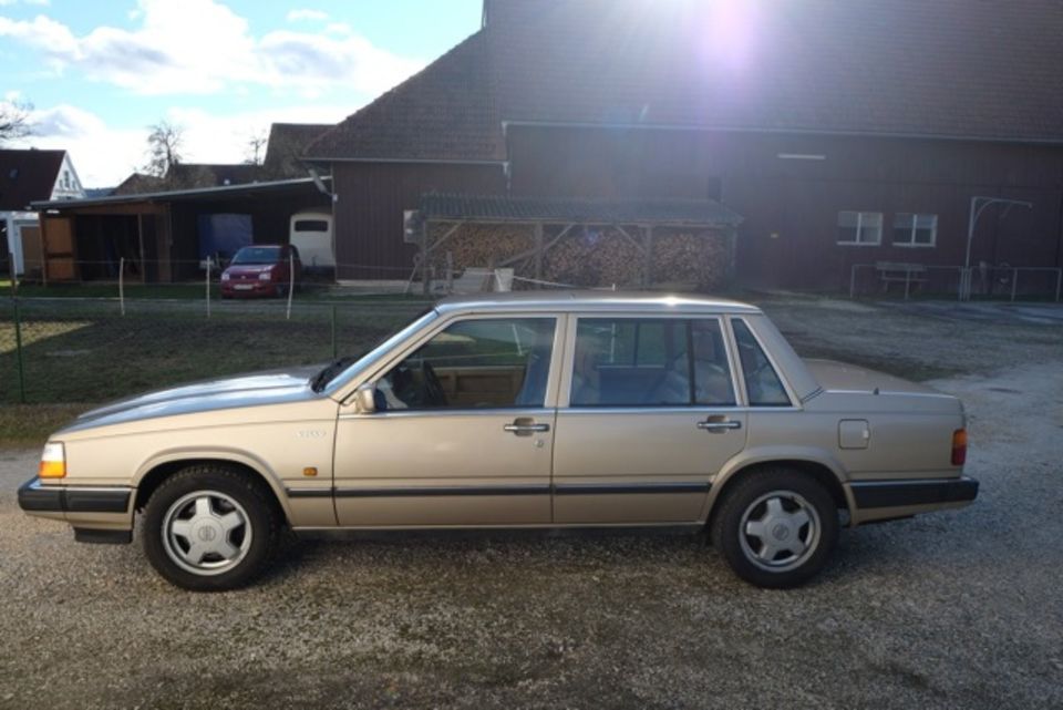 Volvo 760 goldmetallic H-Kennzeichen in Augsburg