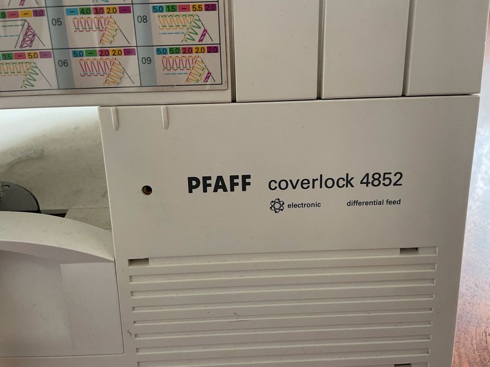Pfaff Coverlock Overlock 4852 Kombinähmaschine in Ravensburg