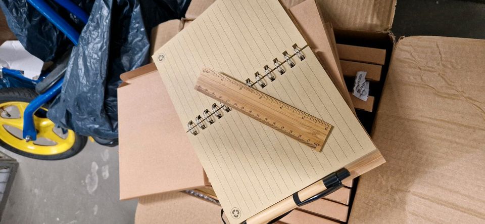 Notizbuch aus Bambus mit Lineal und Kugelschreiber in Wuppertal
