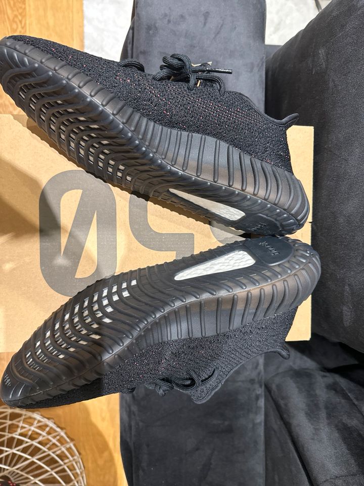 Yeezy Black Red Core BY9612 in Bodenheim