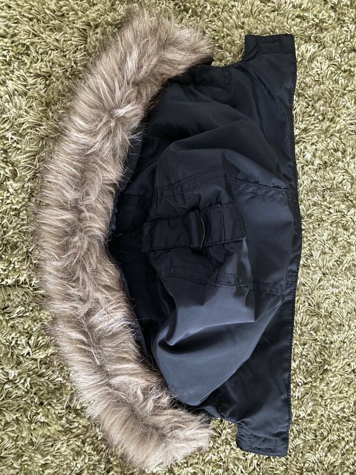 H&M Winterjacke schwarz Gr. 140 in Marburg