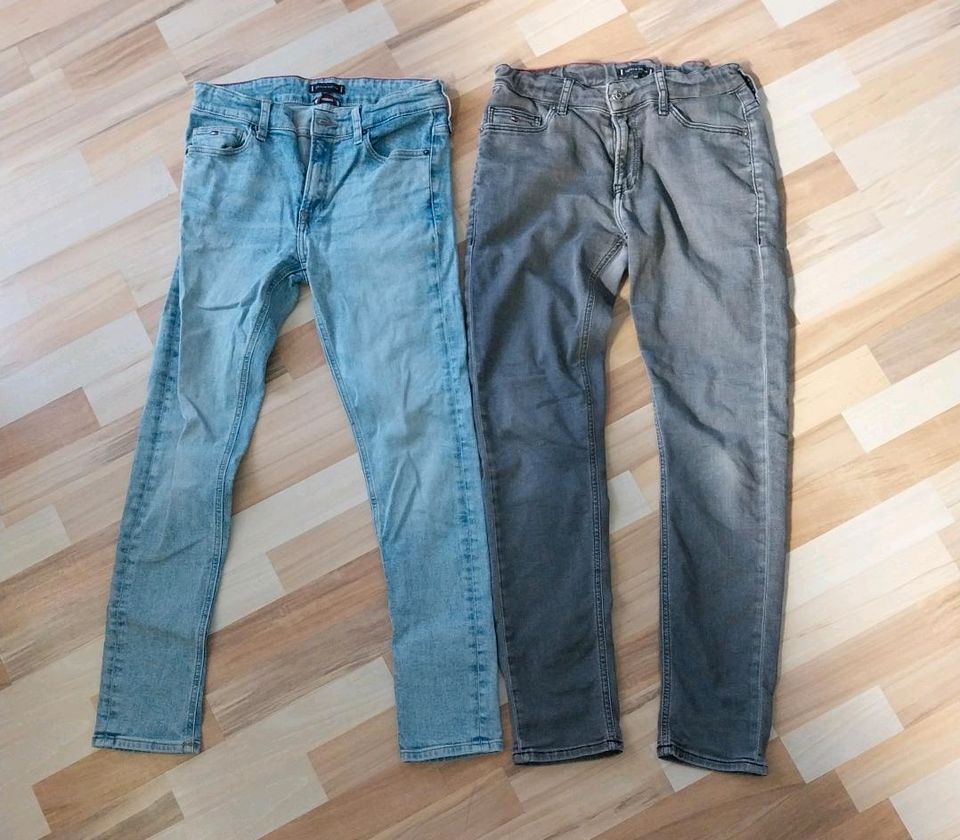 2 Tommy Hilfiger Jeans in Oberaurach