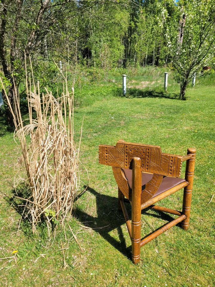 Alter Mönchstuhl Dreieck Stuhl Wikinger Holzstuhl aus Schweden in Lübeck